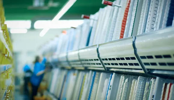 Dalla scheda perforata al magazzino automatizzato: la stessa cura, strumenti nuovi.